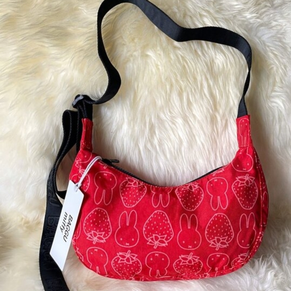 BAGGU Small Cresent MIiffy Strawberry.